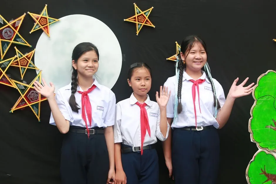 hình ảnh trăng sáng cùng đèn lồng Trung Thu Việt Nam