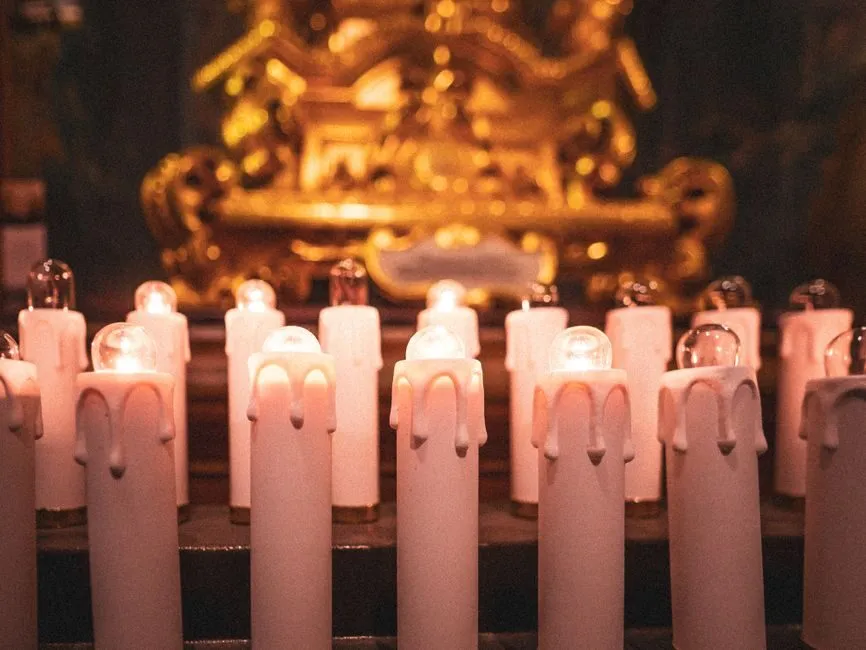 Đèn thờ dạng nến điện tử an toàn tiện lợi